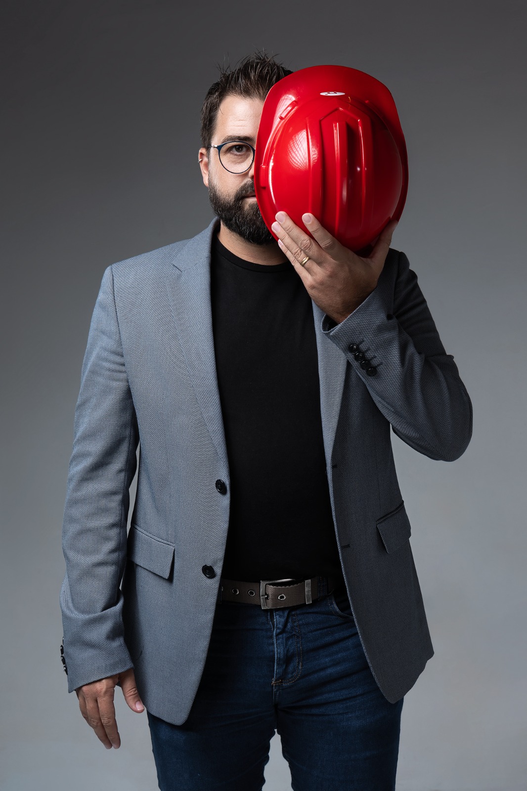 Retrato de Romero de Deus com capacete vermelho